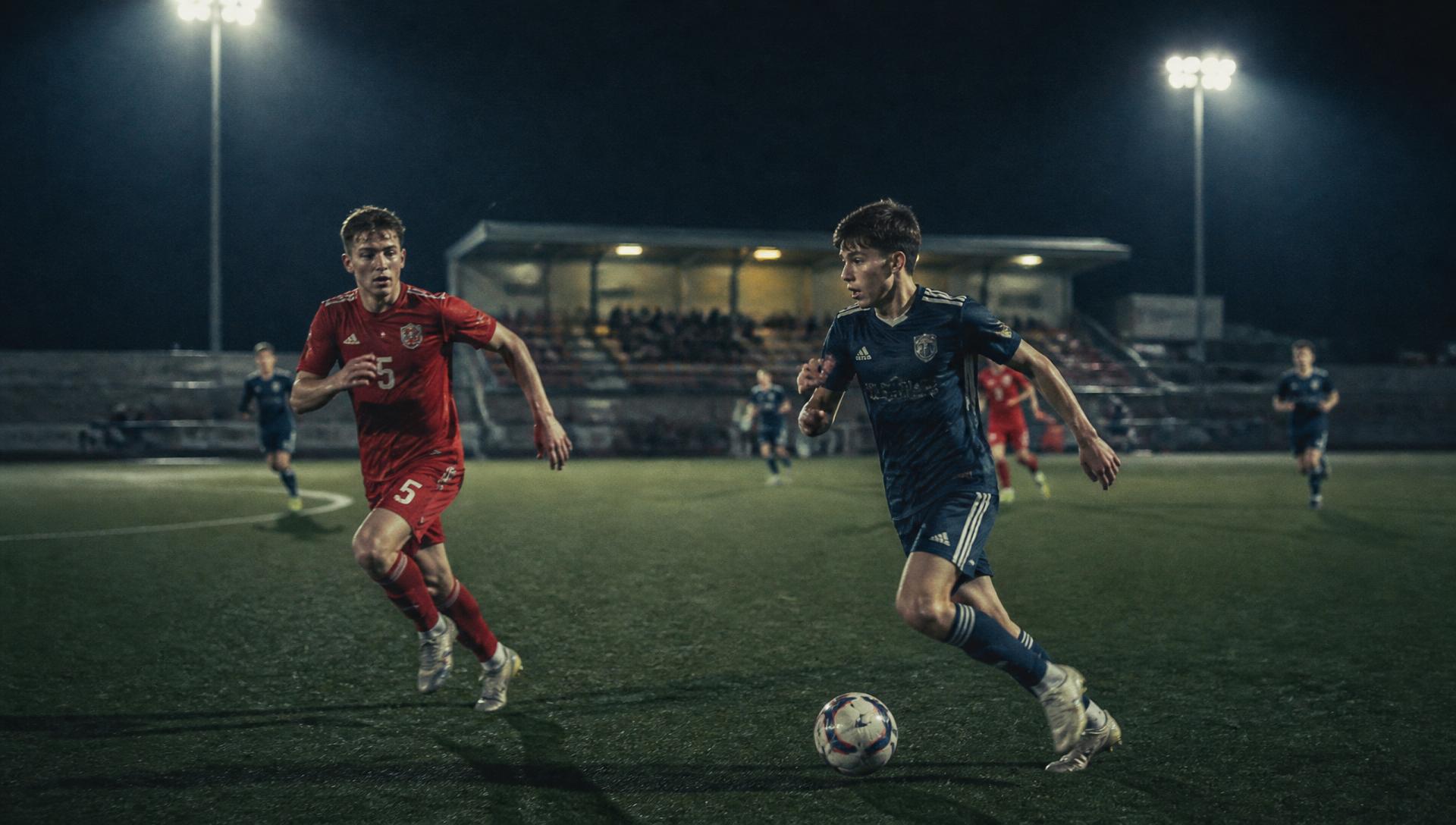 Match de football de jeunes sous les projecteurs